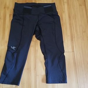 Arcyeryx cropped pants size S or 4